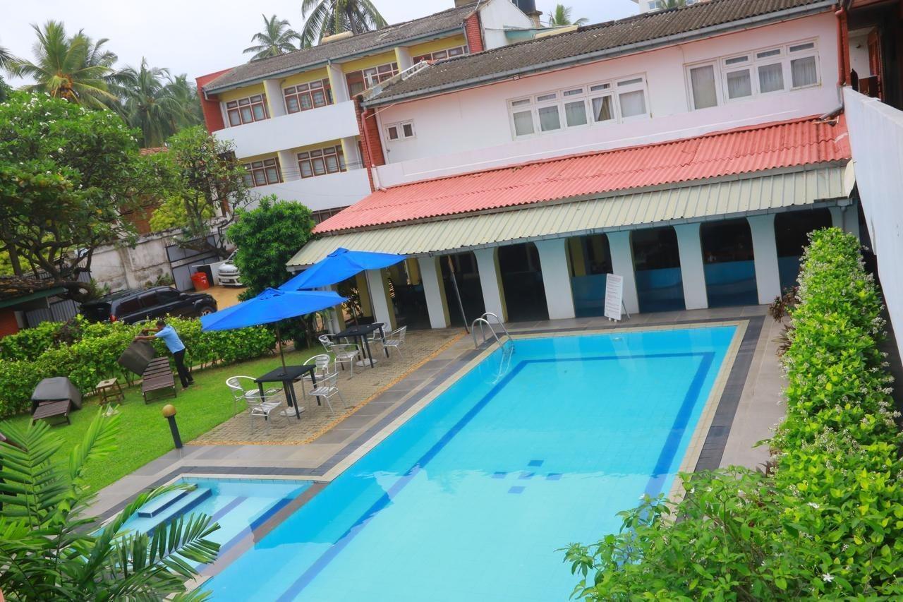 Ranveli Beach Resort Dehiwala-Mount Lavinia Buitenkant foto