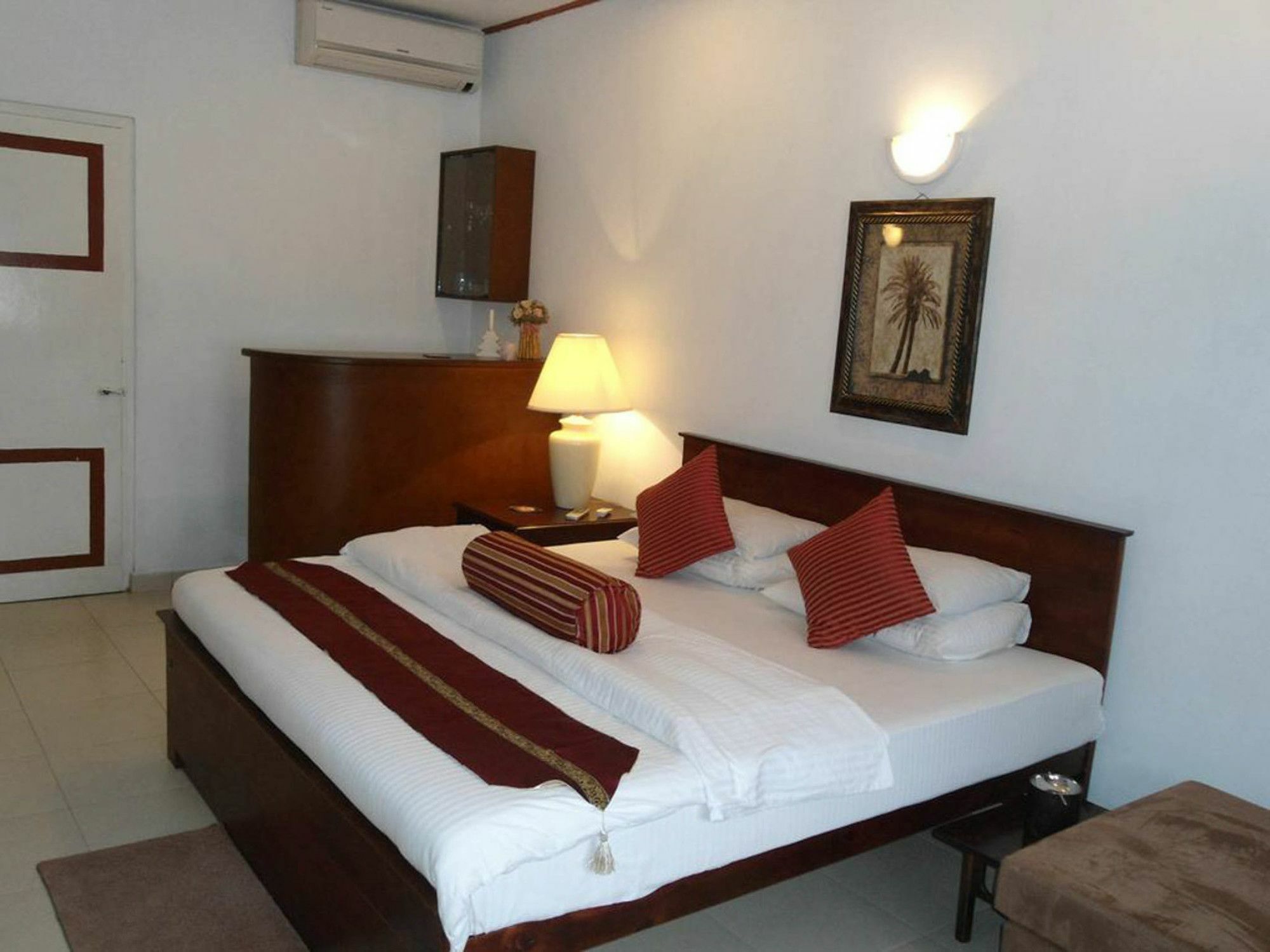 Ranveli Beach Resort Dehiwala-Mount Lavinia Buitenkant foto